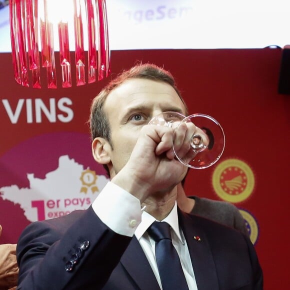 Le président de la république francaise, Emmanuel Macron rencontre la filière des vins durant sa visite au salon de l'agriculture, Paris, France le 24 février 2018. © Stéphane Lemouton / BestImage