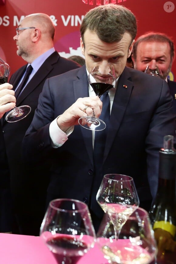 Le président de la république francaise, Emmanuel Macron accompagné de Stéphane Travert rencontre la filière des vins durant sa visite au salon de l'agriculture, Paris, France le 24 février 2018. © Stéphane Lemouton / Bestimage