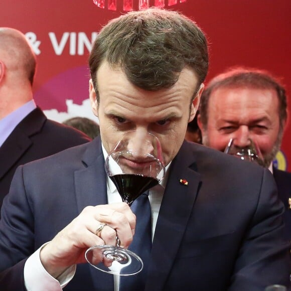 Le président de la république francaise, Emmanuel Macron accompagné de Stéphane Travert rencontre la filière des vins durant sa visite au salon de l'agriculture, Paris, France le 24 février 2018. © Stéphane Lemouton / Bestimage