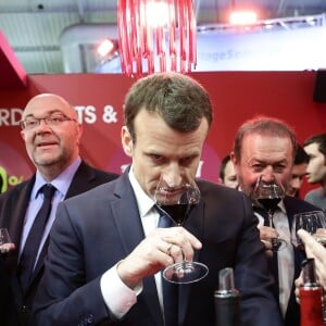 Le président de la république francaise, Emmanuel Macron accompagné de Stéphane Travert rencontre la filière des vins durant sa visite au salon de l'agriculture, Paris, France le 24 février 2018. © Stéphane Lemouton / Bestimage