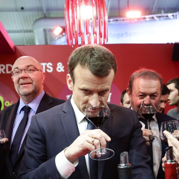 Le président de la république francaise, Emmanuel Macron accompagné de Stéphane Travert rencontre la filière des vins durant sa visite au salon de l'agriculture, Paris, France le 24 février 2018. © Stéphane Lemouton / Bestimage