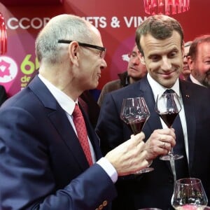 Le président de la république francaise, Emmanuel Macron accompagné de Stéphane Travert rencontre la filière des vins durant sa visite au salon de l'agriculture, Paris, France le 24 février 2018. © Stéphane Lemouton / Bestimage