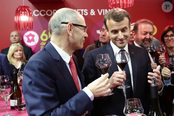 Le président de la république francaise, Emmanuel Macron accompagné de Stéphane Travert rencontre la filière des vins durant sa visite au salon de l'agriculture, Paris, France le 24 février 2018. © Stéphane Lemouton / Bestimage