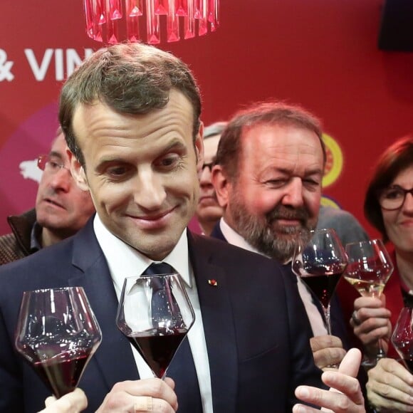 Le président de la république francaise, Emmanuel Macron accompagné de Stéphane Travert rencontre la filière des vins durant sa visite au salon de l'agriculture, Paris, France le 24 février 2018. © Stéphane Lemouton / Bestimage