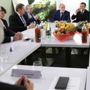 Le président de la république francaise, Emmanuel Macron en réunion avec les acteurs de la filière des vins durant sa visite au salon de l'agriculture, Paris, France le 24 février 2018. © Stéphane Lemouton / Bestimage