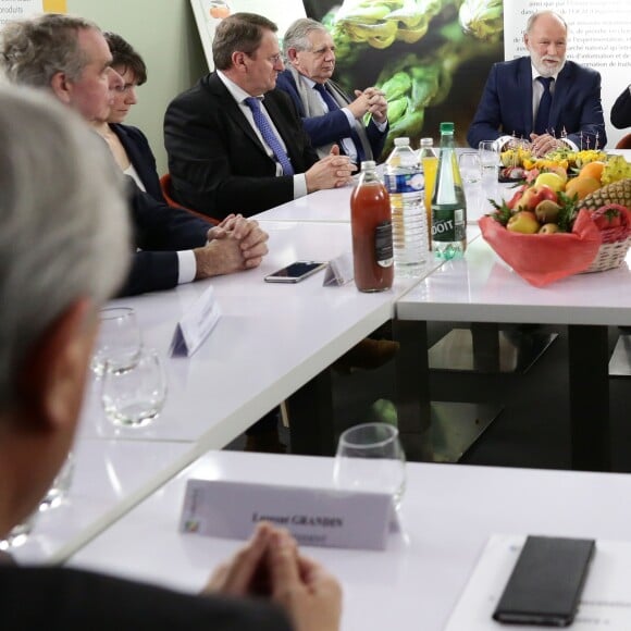 Le président de la république francaise, Emmanuel Macron en réunion avec les acteurs de la filière des vins durant sa visite au salon de l'agriculture, Paris, France le 24 février 2018. © Stéphane Lemouton / Bestimage