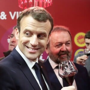 Le président de la république francaise, Emmanuel Macron accompagné de Stéphane Travert rencontre la filière des vins durant sa visite au salon de l'agriculture, Paris, France le 24 février 2018. © Stéphane Lemouton / Bestimage