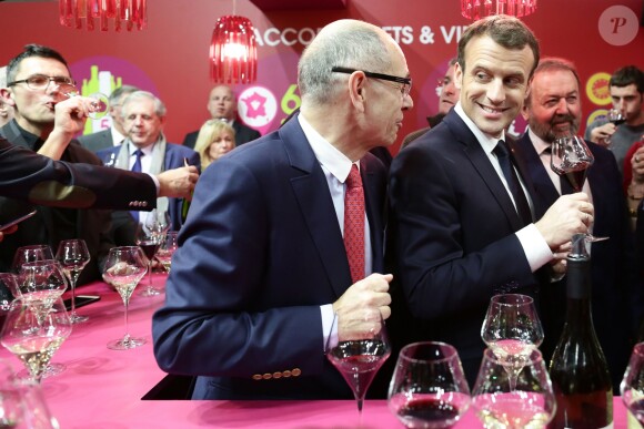Le président de la république francaise, Emmanuel Macron accompagné de Stéphane Travert rencontre la filière des vins durant sa visite au salon de l'agriculture, Paris, France le 24 février 2018. © Stéphane Lemouton / Bestimage