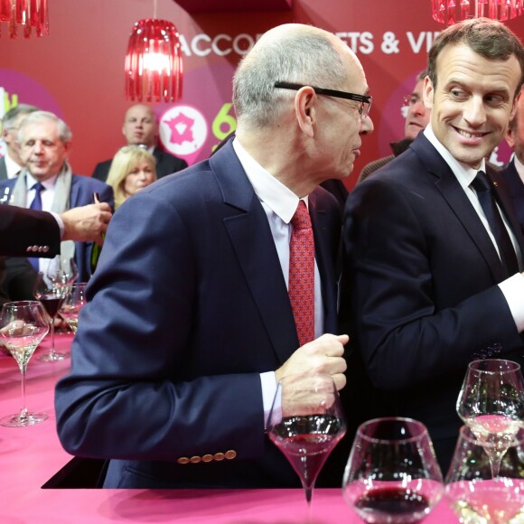 Le président de la république francaise, Emmanuel Macron accompagné de Stéphane Travert rencontre la filière des vins durant sa visite au salon de l'agriculture, Paris, France le 24 février 2018. © Stéphane Lemouton / Bestimage