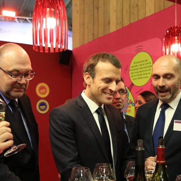 Emmanuel Macron, president de la Republique accompagne de Jean-Marie Barrillere, president du Comite National des Interprofessions des Vins (CNIV), de Stephane Travert, ministre de l'Agriculture et de Etienne Laporte sommelier (CNIV) au pavillon des vins lors de sa visite a l'occasion de l'inauguration du 55eme Salon International de l'Agriculture, au parc des expositions de la Porte de Versailles. Le 24 février 2018 © Romain Gaillard / Bestimage