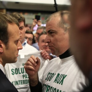 Emmanuel Macron, president de la Republique rencontre des agriculteurs qui protestent lors de sa visite a l'occasion de l'inauguration du 55eme Salon International de l'Agriculture, au parc des expositions de la Porte de Versailles. Le 24 février 2018 © Romain Gaillard / Bestimage