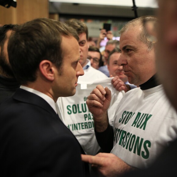 Emmanuel Macron, president de la Republique rencontre des agriculteurs qui protestent lors de sa visite a l'occasion de l'inauguration du 55eme Salon International de l'Agriculture, au parc des expositions de la Porte de Versailles. Le 24 février 2018 © Romain Gaillard / Bestimage