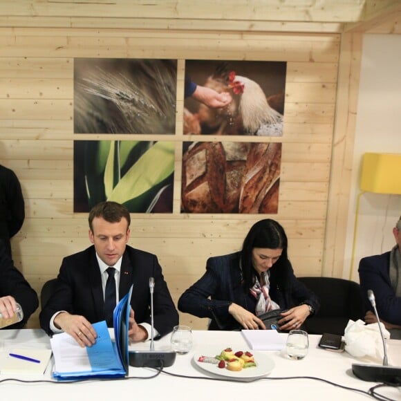 Emmanuel Macron, president de la Republique accompagne de Stephane Travert, ministre de l'Agriculture, Audrey Bourolleau sa conseillere Agriculture et Jacques Mezard, ministre de la Cohesion des territoires au stand de l'Odysee vegetale (cerealiers) lors de sa visite a l'occasion de l'inauguration du 55eme Salon International de l'Agriculture, au parc des expositions de la Porte de Versailles. Le 24 février 2018 © Romain Gaillard / Bestimage