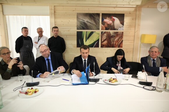 Emmanuel Macron, president de la Republique accompagne de Stephane Travert, ministre de l'Agriculture, Audrey Bourolleau sa conseillere Agriculture et Jacques Mezard, ministre de la Cohesion des territoires au stand de l'Odysee vegetale (cerealiers) lors de sa visite a l'occasion de l'inauguration du 55eme Salon International de l'Agriculture, au parc des expositions de la Porte de Versailles. Le 24 février 2018 © Romain Gaillard / Bestimage