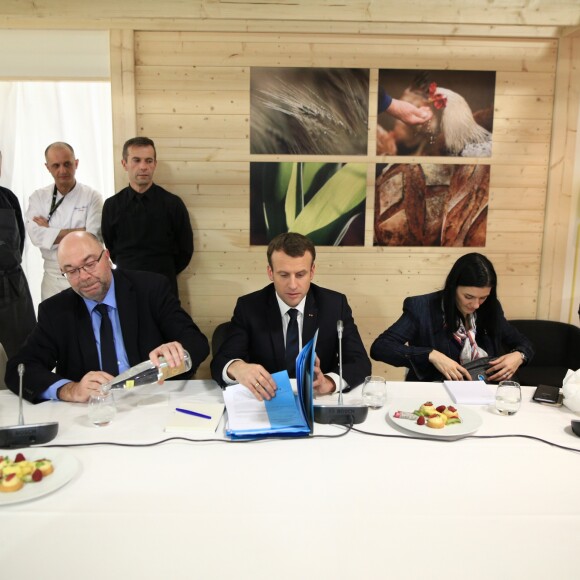 Emmanuel Macron, president de la Republique accompagne de Stephane Travert, ministre de l'Agriculture, Audrey Bourolleau sa conseillere Agriculture et Jacques Mezard, ministre de la Cohesion des territoires au stand de l'Odysee vegetale (cerealiers) lors de sa visite a l'occasion de l'inauguration du 55eme Salon International de l'Agriculture, au parc des expositions de la Porte de Versailles. Le 24 février 2018 © Romain Gaillard / Bestimage