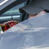 Exclusif - Lara Flynn Boyle boit du whisky à la bouteille dans sa voiture à la sortie du supermarché Ralph's à Westwood, le 14 février 2018.