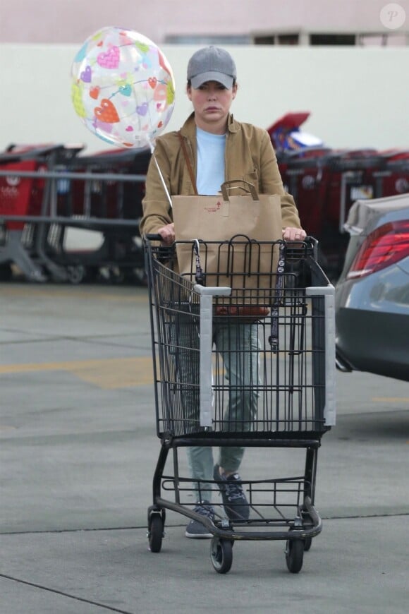 Exclusif - Lara Flynn Boyle à la sortie du supermarché Ralph's à Westwood, le 14 février 2018.