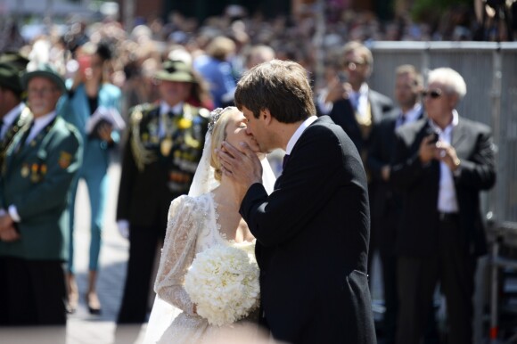 Le prince Ernst August de Hanovre (Jr.) et Ekaterina Malysheva s'embrassent lors de leur mariage religieux à Hanovre en Allemagne le 8 juillet 2017. Le couple a accueilli le 22 février 2018 son premier enfant, Elisabeth.