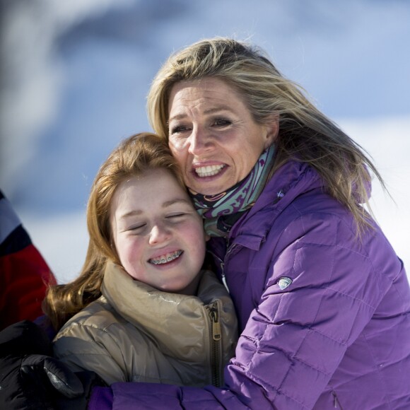 Maxima des Pays-Bas et sa fille Alexia. Le roi Willem-Alexander des Pays-Bas, la reine Maxima et leurs filles la princesse Catharina-Amalia (14 ans), la princesse Alexia (12 ans) et la princesse Ariane (10 ans), en vacances dans la station de Lech am Arlberg en Autriche, ont pris la pose à 2350m d'altitude et par -21°C le 26 février 2018 à l'occasion de leur rencontre traditionnelle avec les médias.