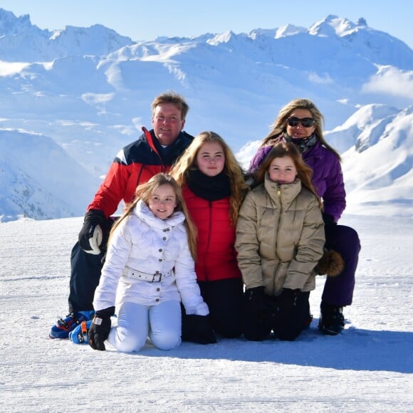 Le roi Willem-Alexander des Pays-Bas, la reine Maxima et leurs filles la princesse Catharina-Amalia (14 ans), la princesse Alexia (12 ans) et la princesse Ariane (10 ans), en vacances dans la station de Lech am Arlberg en Autriche, ont pris la pose à 2350m d'altitude et par -21°C le 26 février 2018 à l'occasion de leur rencontre traditionnelle avec les médias.