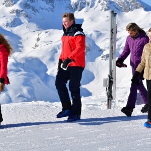 Le roi Willem-Alexander des Pays-Bas, la reine Maxima et leurs filles la princesse Catharina-Amalia (14 ans), la princesse Alexia (12 ans) et la princesse Ariane (10 ans), en vacances dans la station de Lech am Arlberg en Autriche, ont pris la pose à 2350m d'altitude et par -21°C le 26 février 2018 à l'occasion de leur rencontre traditionnelle avec les médias.