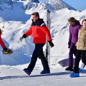 Le roi Willem-Alexander des Pays-Bas, la reine Maxima et leurs filles la princesse Catharina-Amalia (14 ans), la princesse Alexia (12 ans) et la princesse Ariane (10 ans), en vacances dans la station de Lech am Arlberg en Autriche, ont pris la pose à 2350m d'altitude et par -21°C le 26 février 2018 à l'occasion de leur rencontre traditionnelle avec les médias.