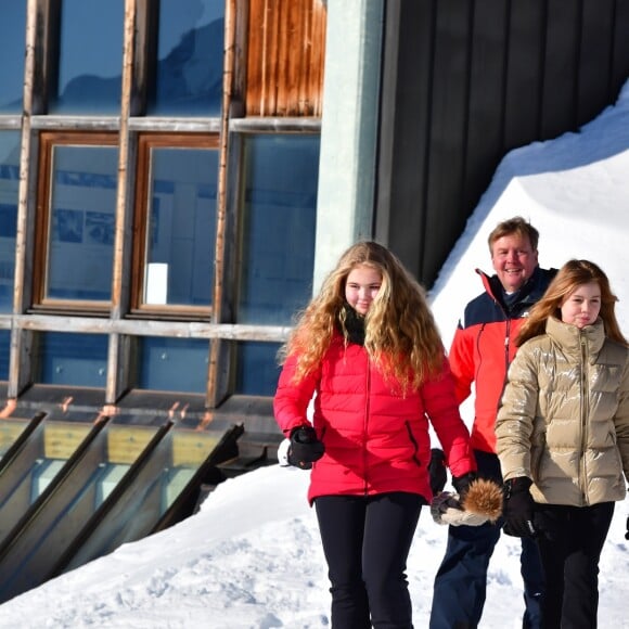 Le roi Willem-Alexander des Pays-Bas, la reine Maxima et leurs filles la princesse Catharina-Amalia (14 ans), la princesse Alexia (12 ans) et la princesse Ariane (10 ans), en vacances dans la station de Lech am Arlberg en Autriche, ont pris la pose à 2350m d'altitude et par -21°C le 26 février 2018 à l'occasion de leur rencontre traditionnelle avec les médias.