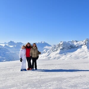 Le roi Willem-Alexander des Pays-Bas, la reine Maxima et leurs filles la princesse Catharina-Amalia (14 ans), la princesse Alexia (12 ans) et la princesse Ariane (10 ans), en vacances dans la station de Lech am Arlberg en Autriche, ont pris la pose à 2350m d'altitude et par -21°C le 26 février 2018 à l'occasion de leur rencontre traditionnelle avec les médias.