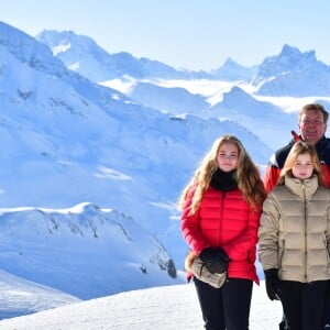 Le roi Willem-Alexander des Pays-Bas, la reine Maxima et leurs filles la princesse Catharina-Amalia (14 ans), la princesse Alexia (12 ans) et la princesse Ariane (10 ans), en vacances dans la station de Lech am Arlberg en Autriche, ont pris la pose à 2350m d'altitude et par -21°C le 26 février 2018 à l'occasion de leur rencontre traditionnelle avec les médias.