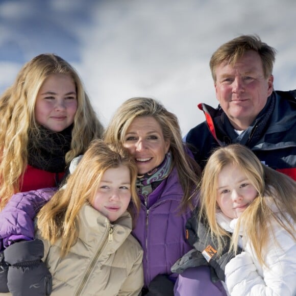 Le roi Willem-Alexander des Pays-Bas, la reine Maxima et leurs filles la princesse Catharina-Amalia (14 ans), la princesse Alexia (12 ans) et la princesse Ariane (10 ans), en vacances dans la station de Lech am Arlberg en Autriche, ont pris la pose à 2350m d'altitude et par -21°C le 26 février 2018 à l'occasion de leur rencontre traditionnelle avec les médias.