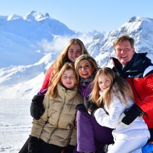 Le roi Willem-Alexander des Pays-Bas, la reine Maxima et leurs filles la princesse Catharina-Amalia (14 ans), la princesse Alexia (12 ans) et la princesse Ariane (10 ans), en vacances dans la station de Lech am Arlberg en Autriche, ont pris la pose à 2350m d'altitude et par -21°C le 26 février 2018 à l'occasion de leur rencontre traditionnelle avec les médias.