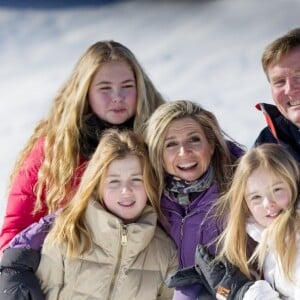 Le roi Willem-Alexander des Pays-Bas, la reine Maxima et leurs filles la princesse Catharina-Amalia (14 ans), la princesse Alexia (12 ans) et la princesse Ariane (10 ans), en vacances dans la station de Lech am Arlberg en Autriche, ont pris la pose à 2350m d'altitude et par -21°C le 26 février 2018 à l'occasion de leur rencontre traditionnelle avec les médias.