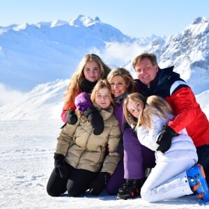 Le roi Willem-Alexander des Pays-Bas, la reine Maxima et leurs filles la princesse Catharina-Amalia (14 ans), la princesse Alexia (12 ans) et la princesse Ariane (10 ans), en vacances dans la station de Lech am Arlberg en Autriche, ont pris la pose à 2350m d'altitude et par -21°C le 26 février 2018 à l'occasion de leur rencontre traditionnelle avec les médias.