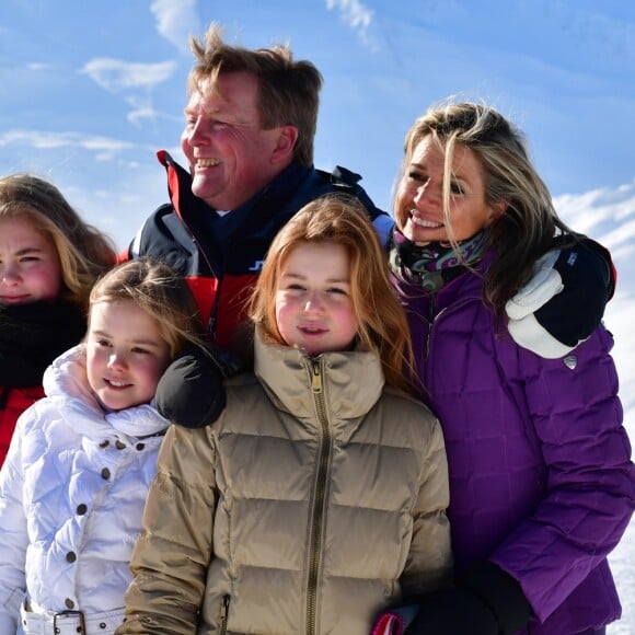 Le roi Willem-Alexander des Pays-Bas, la reine Maxima et leurs filles la princesse Catharina-Amalia (14 ans), la princesse Alexia (12 ans) et la princesse Ariane (10 ans), en vacances dans la station de Lech am Arlberg en Autriche, ont pris la pose à 2350m d'altitude et par -21°C le 26 février 2018 à l'occasion de leur rencontre traditionnelle avec les médias.