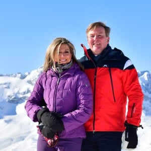 Maxima et Willem-Alexander des Pays-Bas, posant en amoureux... Le roi Willem-Alexander des Pays-Bas, la reine Maxima et leurs filles la princesse Catharina-Amalia (14 ans), la princesse Alexia (12 ans) et la princesse Ariane (10 ans), en vacances dans la station de Lech am Arlberg en Autriche, ont pris la pose à 2350m d'altitude et par -21°C le 26 février 2018 à l'occasion de leur rencontre traditionnelle avec les médias.