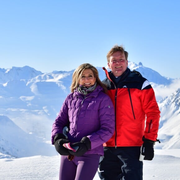 Maxima et Willem-Alexander des Pays-Bas, posant en amoureux... Le roi Willem-Alexander des Pays-Bas, la reine Maxima et leurs filles la princesse Catharina-Amalia (14 ans), la princesse Alexia (12 ans) et la princesse Ariane (10 ans), en vacances dans la station de Lech am Arlberg en Autriche, ont pris la pose à 2350m d'altitude et par -21°C le 26 février 2018 à l'occasion de leur rencontre traditionnelle avec les médias.