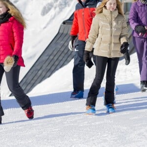 Le roi Willem-Alexander des Pays-Bas, la reine Maxima et leurs filles la princesse Catharina-Amalia (14 ans), la princesse Alexia (12 ans) et la princesse Ariane (10 ans), en vacances dans la station de Lech am Arlberg en Autriche, ont pris la pose à 2350m d'altitude et par -21°C le 26 février 2018 à l'occasion de leur rencontre traditionnelle avec les médias.