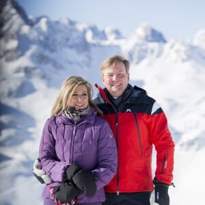 Maxima et Willem-Alexander des Pays-Bas, posant en amoureux... Le roi Willem-Alexander des Pays-Bas, la reine Maxima et leurs filles la princesse Catharina-Amalia (14 ans), la princesse Alexia (12 ans) et la princesse Ariane (10 ans), en vacances dans la station de Lech am Arlberg en Autriche, ont pris la pose à 2350m d'altitude et par -21°C le 26 février 2018 à l'occasion de leur rencontre traditionnelle avec les médias.