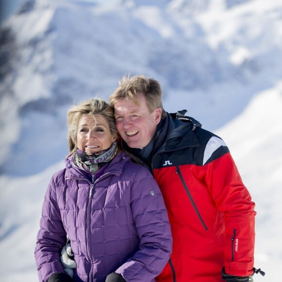 Maxima et Willem-Alexander des Pays-Bas, posant en amoureux... Le roi Willem-Alexander des Pays-Bas, la reine Maxima et leurs filles la princesse Catharina-Amalia (14 ans), la princesse Alexia (12 ans) et la princesse Ariane (10 ans), en vacances dans la station de Lech am Arlberg en Autriche, ont pris la pose à 2350m d'altitude et par -21°C le 26 février 2018 à l'occasion de leur rencontre traditionnelle avec les médias.