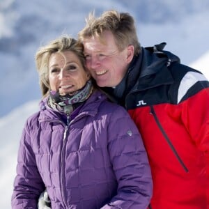 Maxima et Willem-Alexander des Pays-Bas, posant en amoureux... Le roi Willem-Alexander des Pays-Bas, la reine Maxima et leurs filles la princesse Catharina-Amalia (14 ans), la princesse Alexia (12 ans) et la princesse Ariane (10 ans), en vacances dans la station de Lech am Arlberg en Autriche, ont pris la pose à 2350m d'altitude et par -21°C le 26 février 2018 à l'occasion de leur rencontre traditionnelle avec les médias.