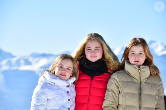 La princesse héritière Catharina-Amalia entourée de ses soeurs Ariane et Alexia. Le roi Willem-Alexander des Pays-Bas, la reine Maxima et leurs filles la princesse Catharina-Amalia (14 ans), la princesse Alexia (12 ans) et la princesse Ariane (10 ans), en vacances dans la station de Lech am Arlberg en Autriche, ont pris la pose à 2350m d'altitude et par -21°C le 26 février 2018 à l'occasion de leur rencontre traditionnelle avec les médias.