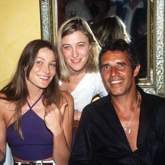 Carla Bruni, Valeria Bruni-Tedeschi et Julien Clerc dans un restaurant parisien, le 21 juin 2000.