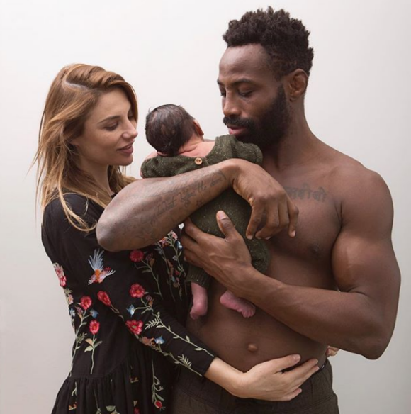 Fulgence Ouedraogo et Ariane Brodier posent avec leurs fils d'un mois. Février 2018.