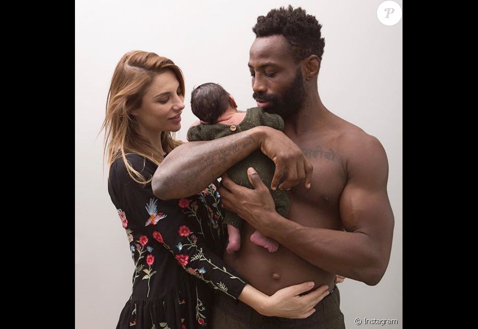 Fulgence Ouedraogo et Ariane Brodier posent avec leurs fils d&#039;un mois. Février 2018.