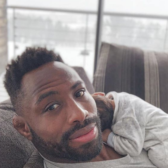 Fulgence Ouedraogo prend la pose avec son fils, né de sa relation avec Ariane Brodier. Le 28 février 2018.
