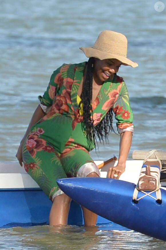 Exclusif - Gabrielle Union, son mari D.Wade et leur fille Kaavia passent les fêtes de fin d'année sur l’ile de Maui à Hawaï, le 24 décembre 2019. Veuillez flouter le visage des enfants avant publication.  Exclusive - Gabrielle Union and Duane Wade along with their family took to the ocean in Hawaii on Christmas Eve morning to do some outrigger canoe paddling on December 24, 2019.24/12/2019 - Maui