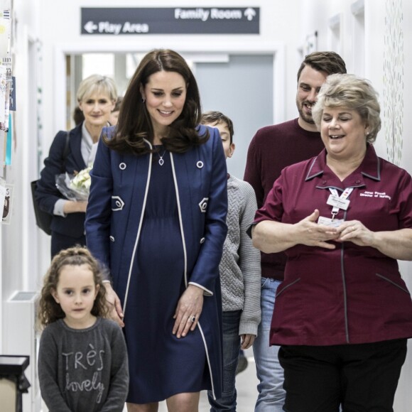 La duchesse Catherine de Cambridge, enceinte, visite l'hôpital Guy's and Saint Thomas' à Londres le 27 février 2018.