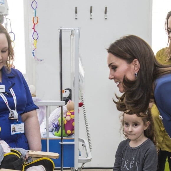 La duchesse Catherine de Cambridge, enceinte, visite l'hôpital Guy's and Saint Thomas' à Londres le 27 février 2018.