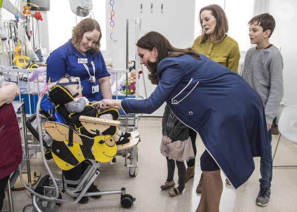La duchesse Catherine de Cambridge, enceinte, visite l'hôpital Guy's and Saint Thomas' à Londres le 27 février 2018.