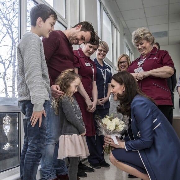 La duchesse Catherine de Cambridge, enceinte, visite l'hôpital Guy's and Saint Thomas' à Londres le 27 février 2018.